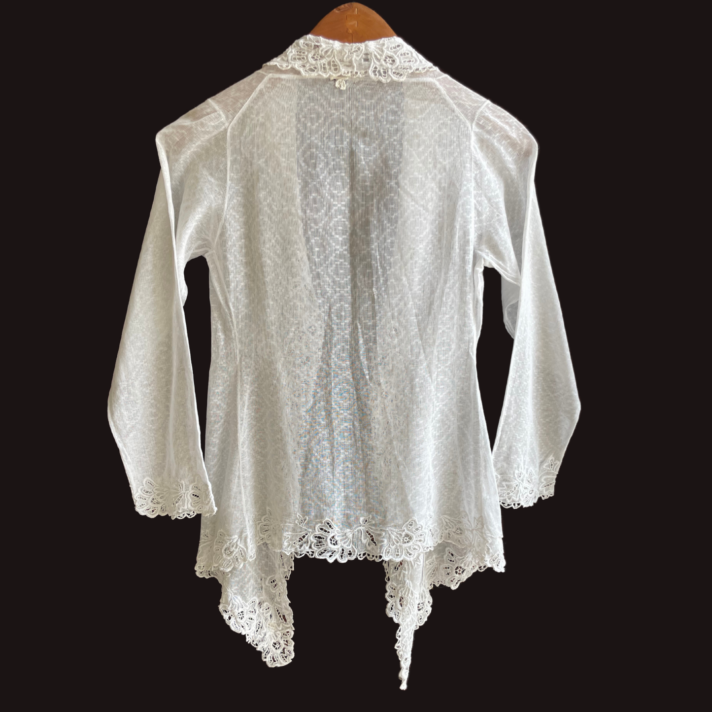 (XXS) 2 White Peranakan Encim Old Kebaya with Embroidery – Elegant Heritage Touch Kebaya Lawas Encim Peranakan Putih Bordir – Sentuhan Anggun Warisan Leluhur