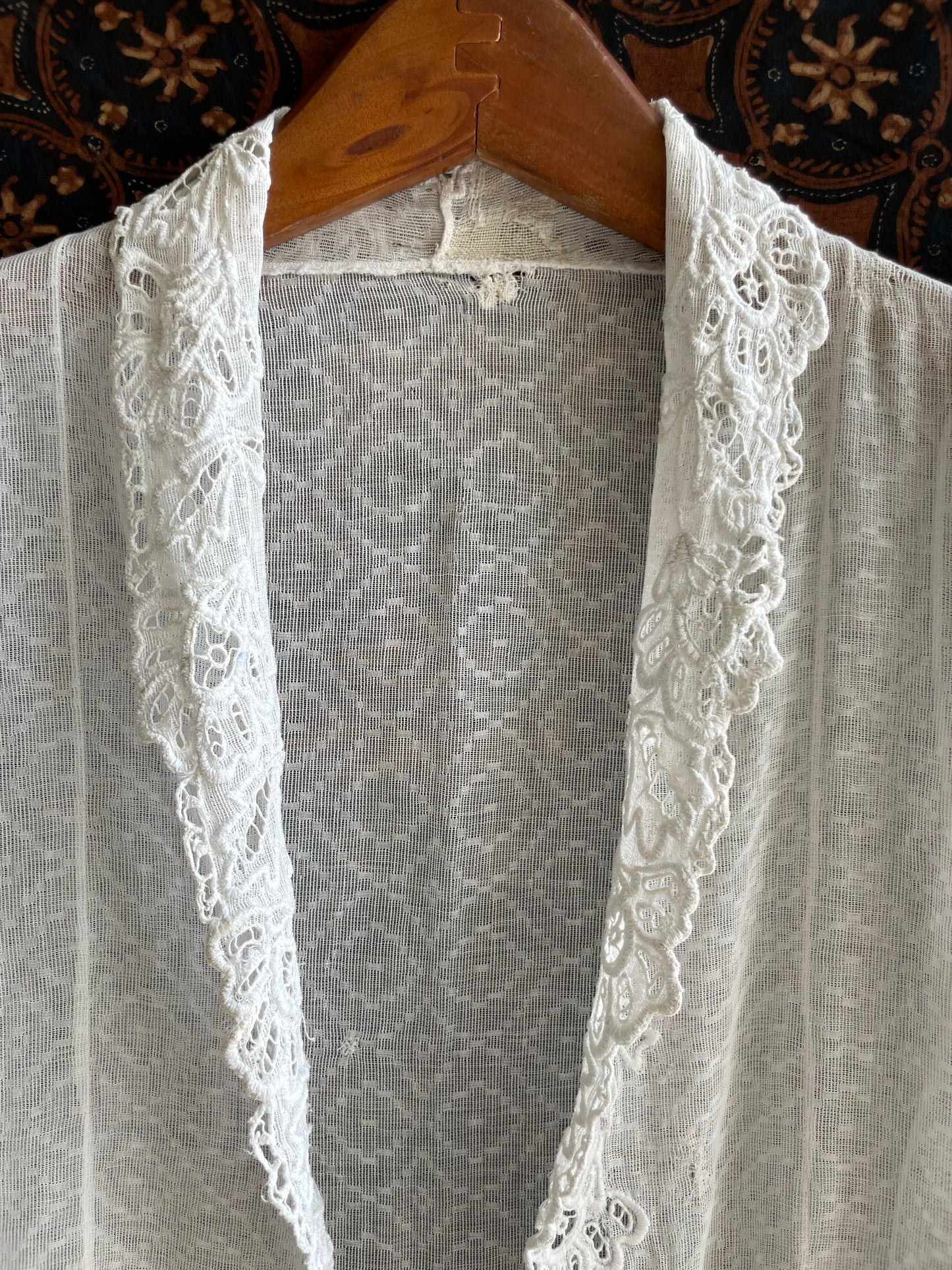 (XXS) 2 White Peranakan Encim Old Kebaya with Embroidery – Elegant Heritage Touch Kebaya Lawas Encim Peranakan Putih Bordir – Sentuhan Anggun Warisan Leluhur