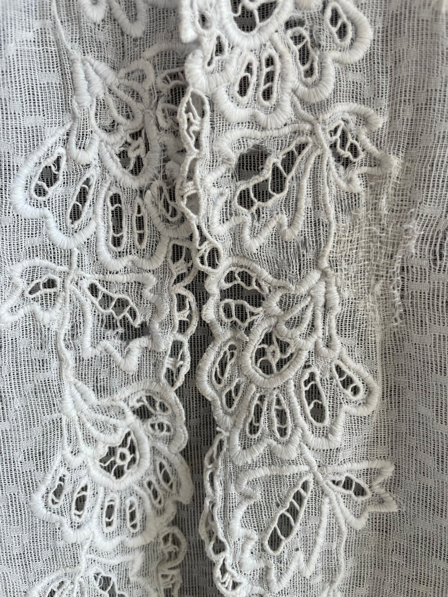 (XXS) 2 White Peranakan Encim Old Kebaya with Embroidery – Elegant Heritage Touch Kebaya Lawas Encim Peranakan Putih Bordir – Sentuhan Anggun Warisan Leluhur