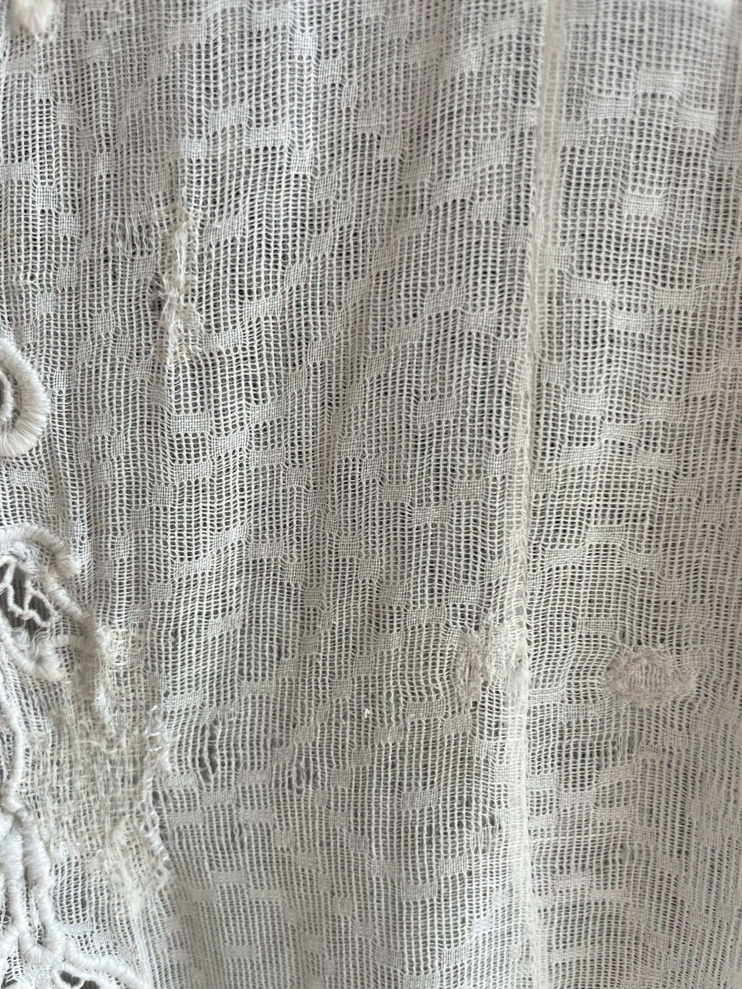 (XXS) 2 White Peranakan Encim Old Kebaya with Embroidery – Elegant Heritage Touch Kebaya Lawas Encim Peranakan Putih Bordir – Sentuhan Anggun Warisan Leluhur