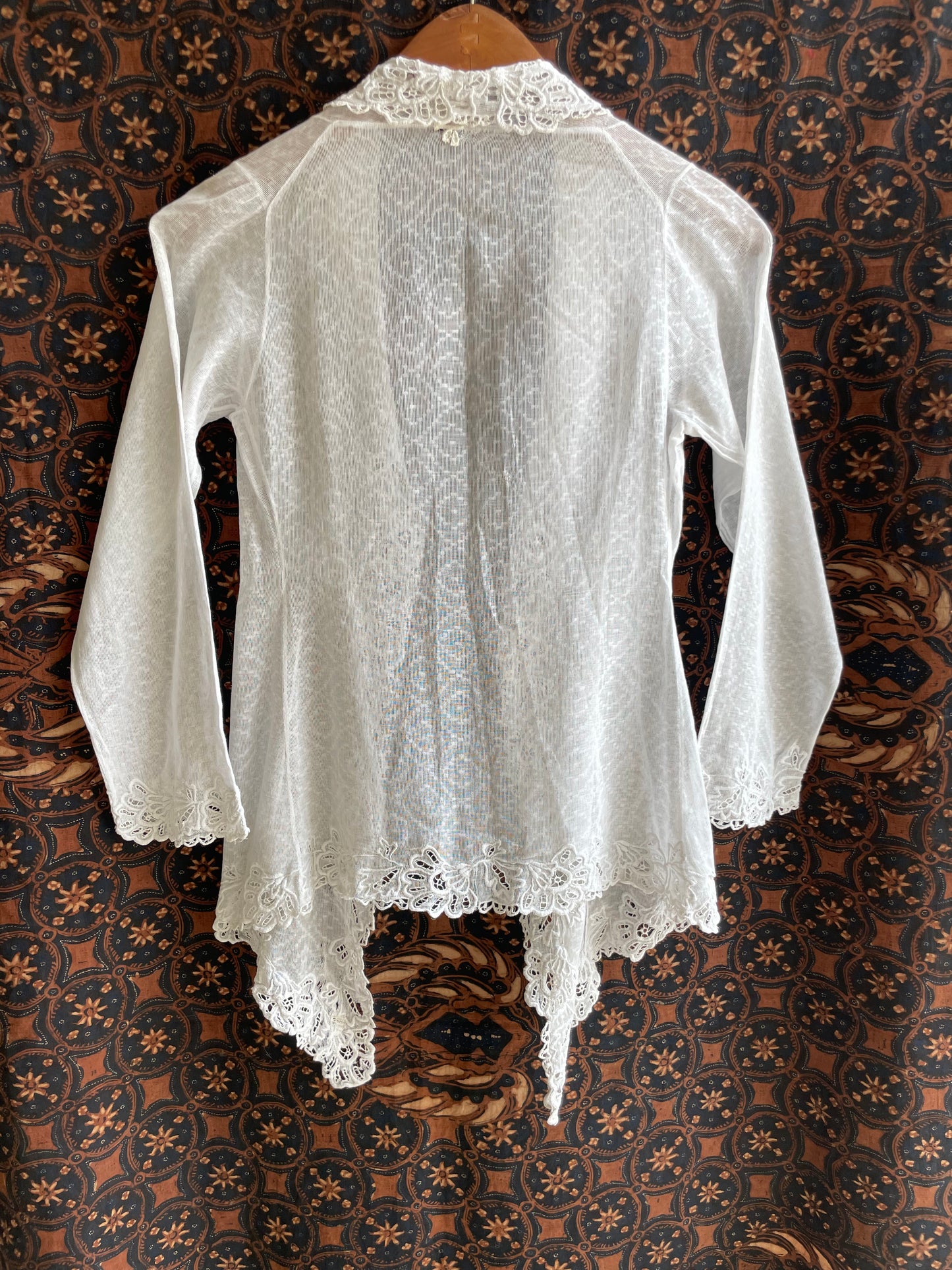 (XXS) 2 White Peranakan Encim Old Kebaya with Embroidery – Elegant Heritage Touch Kebaya Lawas Encim Peranakan Putih Bordir – Sentuhan Anggun Warisan Leluhur