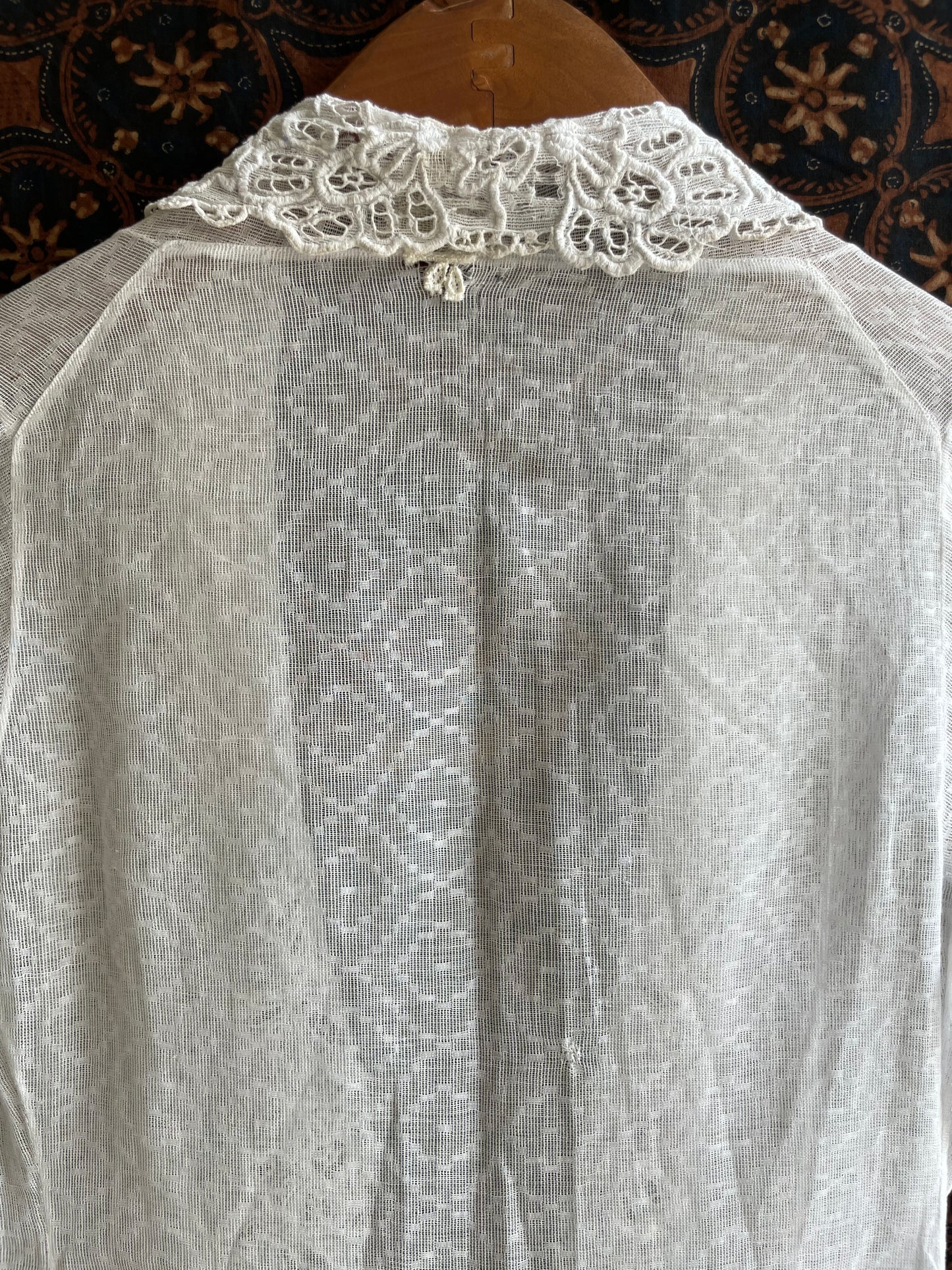 (XXS) 2 White Peranakan Encim Old Kebaya with Embroidery – Elegant Heritage Touch Kebaya Lawas Encim Peranakan Putih Bordir – Sentuhan Anggun Warisan Leluhur