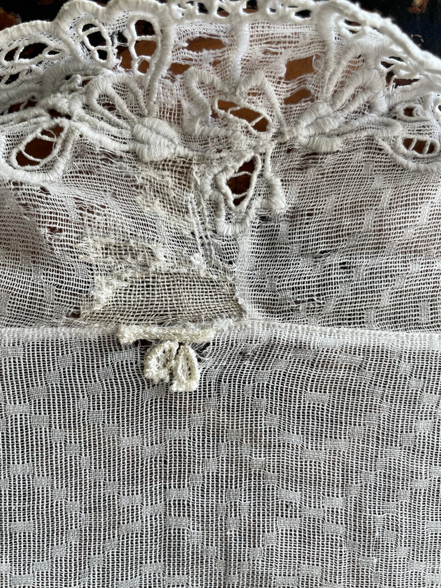 (XXS) 2 White Peranakan Encim Old Kebaya with Embroidery – Elegant Heritage Touch Kebaya Lawas Encim Peranakan Putih Bordir – Sentuhan Anggun Warisan Leluhur