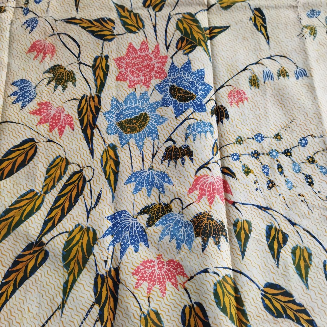 Vintage Dutch Saroong With Pakis Background