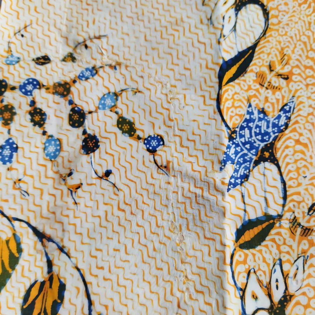 Vintage Dutch Saroong With Pakis Background