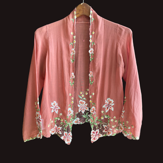 (S) Orange Old Encim Kebaya with Embroidery – Classic Charm with a Timeless Story Kebaya Encim Lawas Oranye Bordir – Pesona Klasik dengan Kisah Waktu