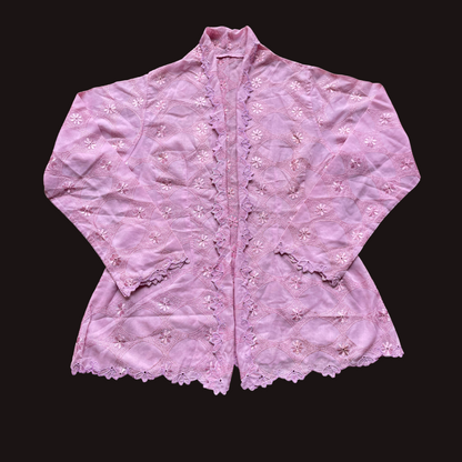 (M) Pink Peranakan Encim Old Kebaya – Classic Elegance from the Past Kebaya Lawas Encim Peranakan Pink – Keanggunan Klasik dari Masa Lalu (Lemari Lawas)