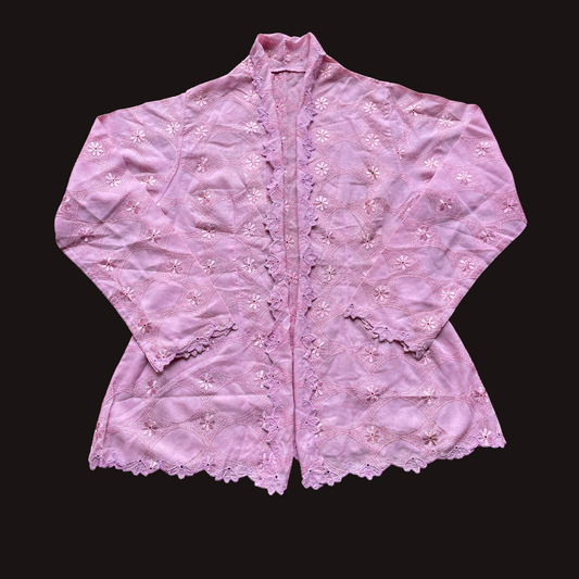 (M) Pink Peranakan Encim Old Kebaya – Classic Elegance from the Past Kebaya Lawas Encim Peranakan Pink – Keanggunan Klasik dari Masa Lalu (Lemari Lawas)