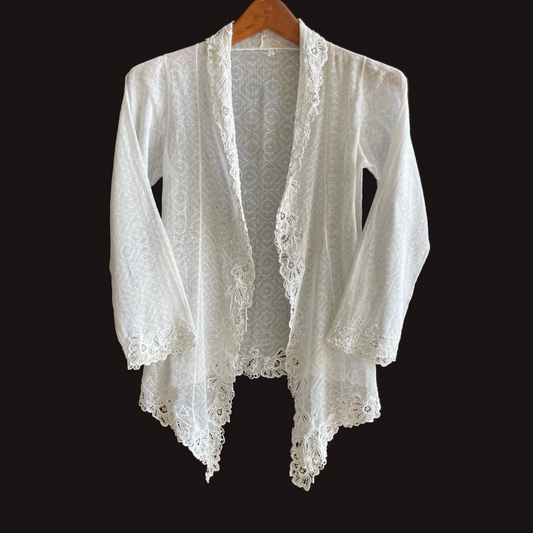 (XXS) 2 White Peranakan Encim Old Kebaya with Embroidery – Elegant Heritage Touch Kebaya Lawas Encim Peranakan Putih Bordir – Sentuhan Anggun Warisan Leluhur