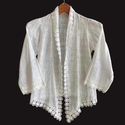 (XXS) 1 White Peranakan Encim Old Kebaya with Embroidery – Elegant Heritage Touch Kebaya Lawas Encim Peranakan Putih Bordir – Sentuhan Anggun Warisan Leluhur