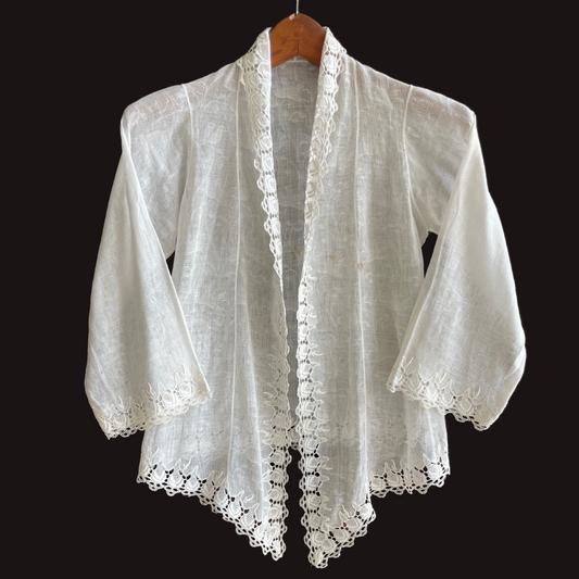 (XXS) 1 White Peranakan Encim Old Kebaya with Embroidery – Elegant Heritage Touch Kebaya Lawas Encim Peranakan Putih Bordir – Sentuhan Anggun Warisan Leluhur