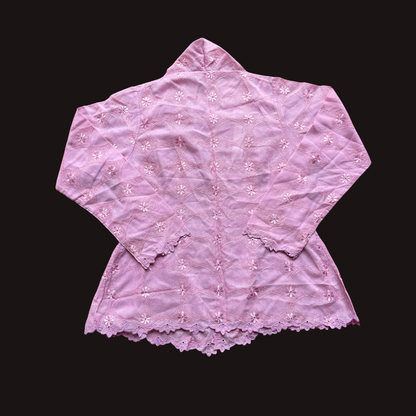 (M) Pink Peranakan Encim Old Kebaya – Classic Elegance from the Past Kebaya Lawas Encim Peranakan Pink – Keanggunan Klasik dari Masa Lalu (Lemari Lawas)