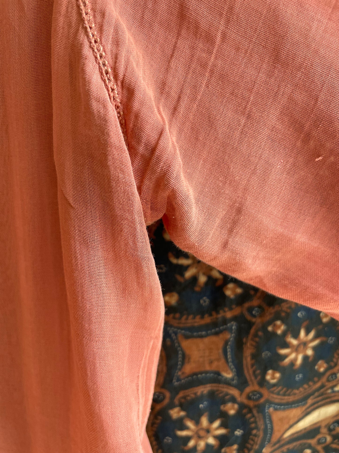 (S) Orange Old Encim Kebaya with Embroidery – Classic Charm with a Timeless Story Kebaya Encim Lawas Oranye Bordir – Pesona Klasik dengan Kisah Waktu