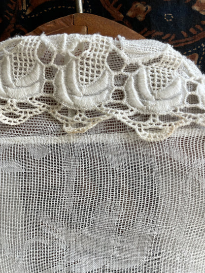 (XXS) 1 White Peranakan Encim Old Kebaya with Embroidery – Elegant Heritage Touch Kebaya Lawas Encim Peranakan Putih Bordir – Sentuhan Anggun Warisan Leluhur