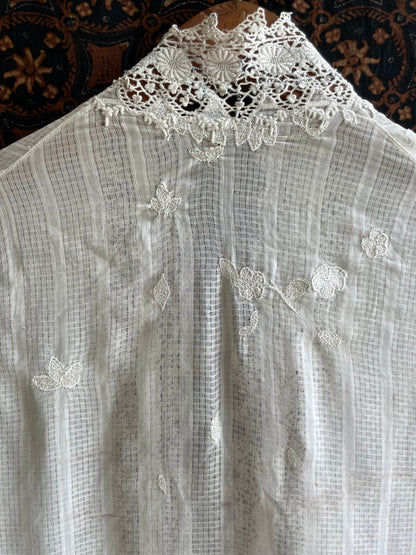 (XS) White Peranakan Encim Old Kebaya with Embroidery – Elegant Heritage Touch Kebaya Lawas Encim Peranakan Putih Bordir – Sentuhan Anggun Warisan Leluhur