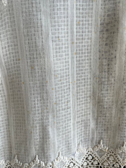 (XS) White Peranakan Encim Old Kebaya with Embroidery – Elegant Heritage Touch Kebaya Lawas Encim Peranakan Putih Bordir – Sentuhan Anggun Warisan Leluhur