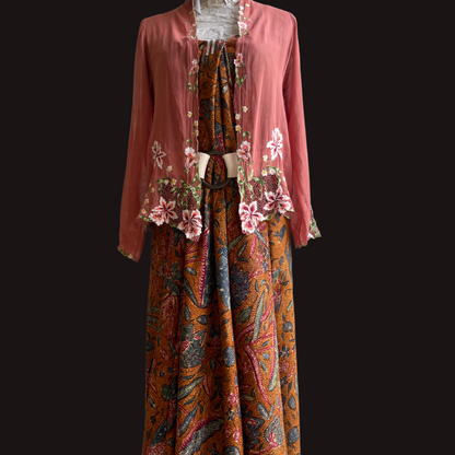 (S) Orange Old Encim Kebaya with Embroidery – Classic Charm with a Timeless Story Kebaya Encim Lawas Oranye Bordir – Pesona Klasik dengan Kisah Waktu