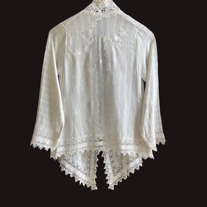 (XS) White Peranakan Encim Old Kebaya with Embroidery – Elegant Heritage Touch Kebaya Lawas Encim Peranakan Putih Bordir – Sentuhan Anggun Warisan Leluhur