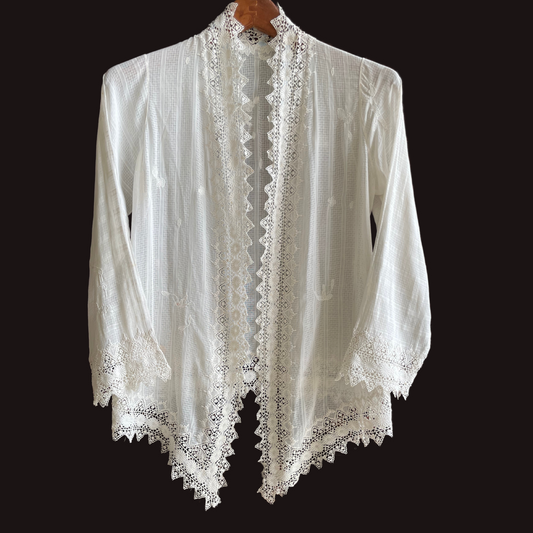 (XS) White Peranakan Encim Old Kebaya with Embroidery – Elegant Heritage Touch Kebaya Lawas Encim Peranakan Putih Bordir – Sentuhan Anggun Warisan Leluhur